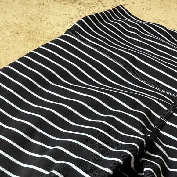 Lot of Lululemon Wunder Under Crop High Rise 21" Stripe Black White Blue Sz 4 - Picture 6 of 12